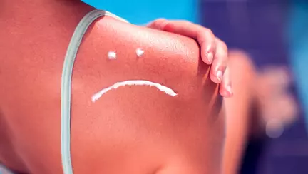 Greșeala pe care toată lumea o face cu crema solară. Dacă uităm acest lucru ne punem viața în pericol