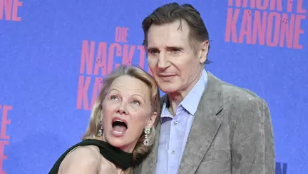 Liam Neeson și Pamela Anderson, la începutul unei povești de dragoste pe platourile filmului „The Naked Gun”. Culisele apropierii lor