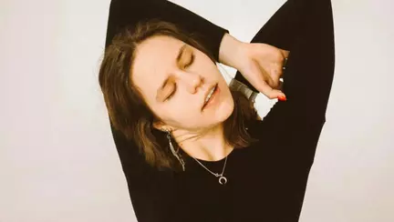 TOP 10 bijuterii din aur care domină 2026: ce poartă fashion girlies pe runway și în social media