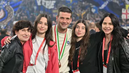 Cristi Chivu, imagini emoționante alături de familie după ce Inter a câștigat Cupa Italiei. Antrenorul român și-a îmbrățișat soția și fiicele pe teren