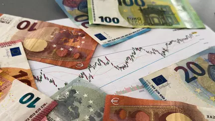 Imobiliare.ro Finance: Ce consecințe are creșterea cursului valutar asupra creditelor: locuințe mai scumpe, mai mulți bani aduși de acasă și rate mai mari 