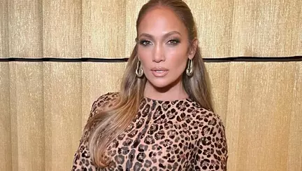 Jennifer Lopez, în cea mai transparentă rochie din garderoba sa. Și-a arătat lenjeria intimă la un eveniment monden