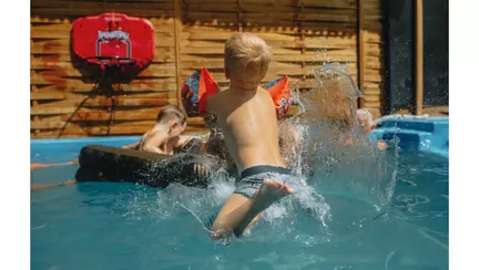Cum să combini distracția, răcoarea și siguranța: checklist complet pentru utilizarea piscinei acasă