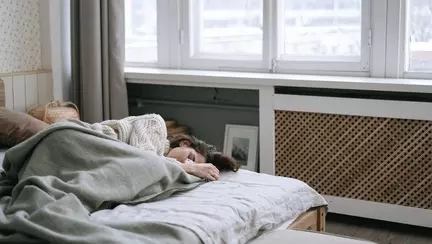 De ce ne simțim tot timpul obosiți și „grei”? Semnele clare că organismul tău cere o cură de detoxifiere