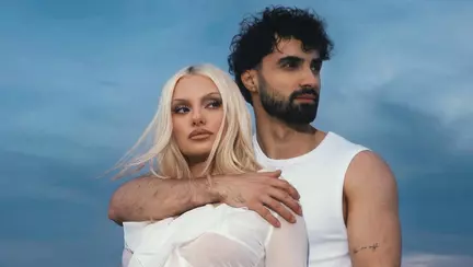 Alexandra Stan, în costum de baie la plajă, înainte de a naște. Artista va aduce pe lume o fetiță