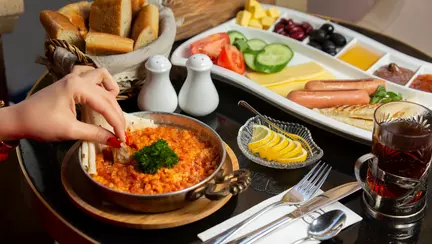 Ce să nu mănânci niciodată la all inclusive! Riscurile la care te expui, potrivit nutriționistului