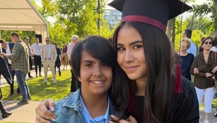 Irina Ponta, cu frații la absolvire. Maria, fiica adoptată de soții Ponta, a furat toate privirile. Cum s-a îmbrăcat Daciana Sârbu