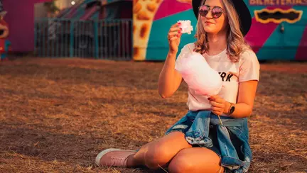 Outfit-ul de festival pentru femei în 2026: idei fresh inspirate din trendurile verii