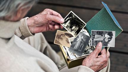 „Mama mă privește și nu mă mai recunoaște”. Cum afectează boala Alzheimer viața unei familii
