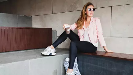 Adidașii albi în garderoba modernă: cum îi porți cu stil în orice sezon