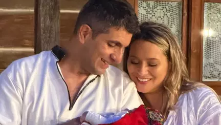 Imagini emoționante de la botezul Ninei, cea de-a cincea fetiță a Laurei Cosoi și a lui Cosmin Curticăpean. Cum au apărut la biserică
