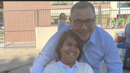 Victor Ponta și Daciana Sârbu, din nou o familie în prima zi de școală. Au fost alături de Maria, fetița lor adoptată