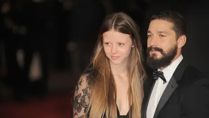 Mia Goth divorțează de Shia LaBeouf. Actrița cere custodia fetiței după 14 ani de relație și 10 de căsătorie