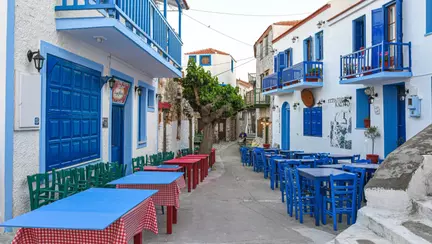 Insula superbă din Grecia unde turiștii nu se îngrămădesc și prețurile sunt mici: are doar două orașe și peisaje de vis