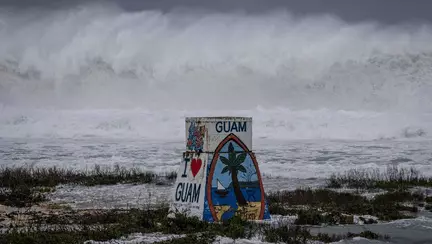 Super-taifunul Bavi mătură insulele din Oceanul Pacific cu vânt și de 290 de km/h. Locuitori baricadați în case, zborurile complet anulate