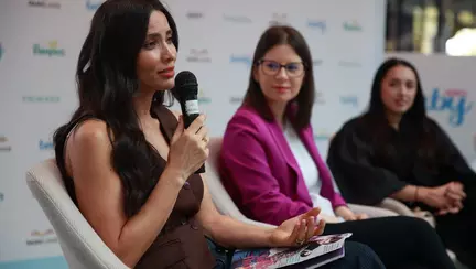 „Mi-aș pune unghii lungi roșii și ruj roșu, să stau ca o prințesă!'. Se machiază sau nu o viitoare mămică, când se duce să nască? Ce spun Lili Sandu, Larisa Iordache și medicii dermatologi
