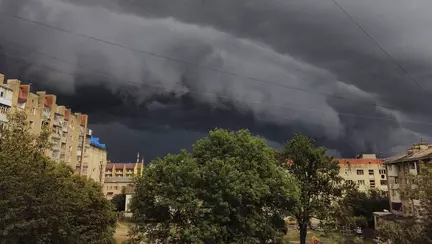 ANM anunță cod galben de caniculă, vânt de până la 70 km/h și furtuni în mai multe zone din țară. Harta județelor afectate de fenomenele meteo extreme