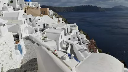 Vile fantomă în Santorini, curse cu taxiul de 175 de euro și note de plată umflate la restaurante: țepele pe care le pot lua turiștii în Grecia