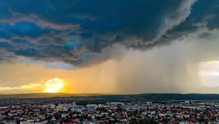 Vremea se încălzește, dar nu scăpăm de ploi și vijelii. Prognoza meteo ANM pentru perioada 27 iulie – 23 august 2026