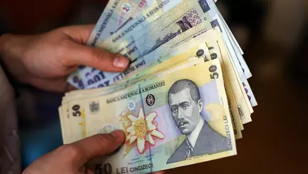 Salariul minim crește de la 1 iulie. Cu câți bani în plus vor rămâne românii în mână, ce își pot cumpăra cu ei și alte ce implicații are majorarea
