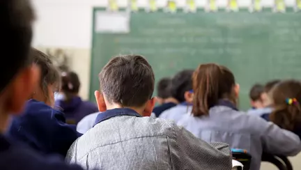 Bursele elevilor pentru anul școlar 2026-2027: 450 de lei pentru merit și 300 de lei bursa socială