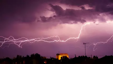 ANM a emis trei noi avertizări meteo de furtuni cu grindină. Harta zonelor vizate de codurile galben și portocaliu de vreme extremă