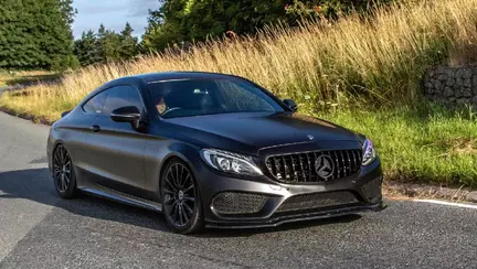 O șoferiță a cumpărat un Mercedes C63 AMG second hand și s-a trezit cu motorul distrus și o factură de 27.000 de euro