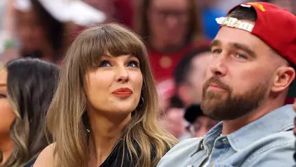 Taylor Swift și Travis Kelce s-au căsătorit. Adam Sandler le-a oficiat nunta, iar frații lor au fost cavaleri de onoare