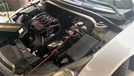 Un bărbat și-a folosit mașina ca generator pentru casă timp de 5 zile, după o pană de curent. Costurile au fost surprinzător de reduse | VIDEO