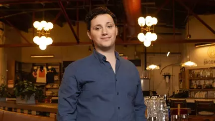 Spăla vase sub sediul BlackRock și visa să lucreze acolo. Azi are 30 de ani și 300 de angajați: „Aveam o carieră pentru care oamenii, la propriu, ar fi murit'