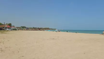 Peste 1.300 de persoane au fost evacuate de pe plajele litoralului după explozia unei drone ucrainene în Portul Constanța