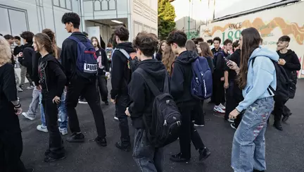 Elevi din toată țara s-au îmbrăcat în negru și au protestat împotriva uniformelor școlare obligatorii: „Nu vrem să ne întoarcem în comunism!'