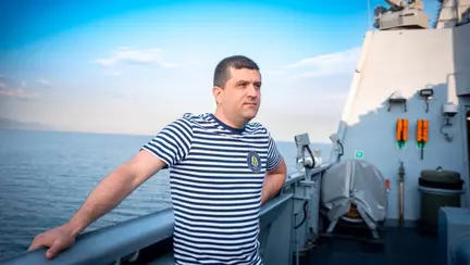Radu Miruță, sesiune foto îmbrăcat în marinar pe corveta „Contraamiral August Roman' cu care a călătorit 14 ore spre România