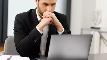 Managerul unui supermarket a intrat pe internet în timpul programului de 7.685 de ori în 25 de zile și a fost concediat