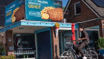 Benzină ieftină, șnițele de 400 de grame și un supermarket cu prețuri ca la depozit, toate într-un mic sat care a devenit oaza prețurilor mici în Olanda: „Imită Germania”.