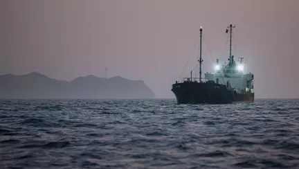 Petrolul continuă să circule în ciuda crizei din Ormuz. Operațiunea secretă a SUA care ține prețurile sub control