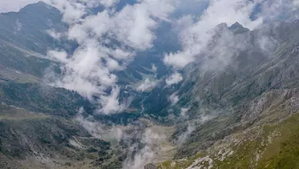 Un bărbat a murit în Munții Făgăraș, după ce a căzut 200 de metri într-o râpă, în zona unui lac glaciar
