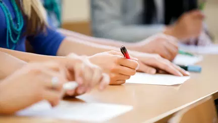 Subiecte Română la BAC 2026 – primele cerințe aflate de la elevii ieșiți de la examen. Bacovia și Arghezi, primele puncte de rezolvat