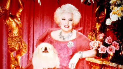 A vândut 750 de milioane de cărți, dar astăzi cu greu mai găsești una în librării. Cum a fost uitată Barbara Cartland