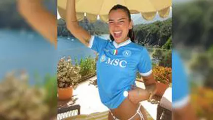 Interzis minorilor! Dua Lipa a îmbrăcat tricoul lui Napoli, apoi s-a fotografiat complet goală în cadă: „Raiul pe Pământ”