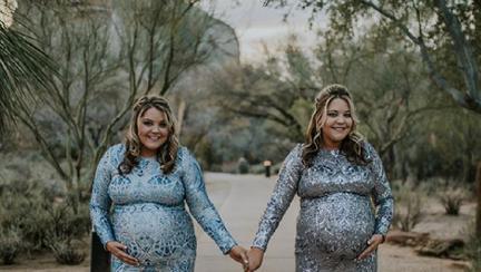 Povestea impresionantă a două surori gemene care au născut în aceeași zi