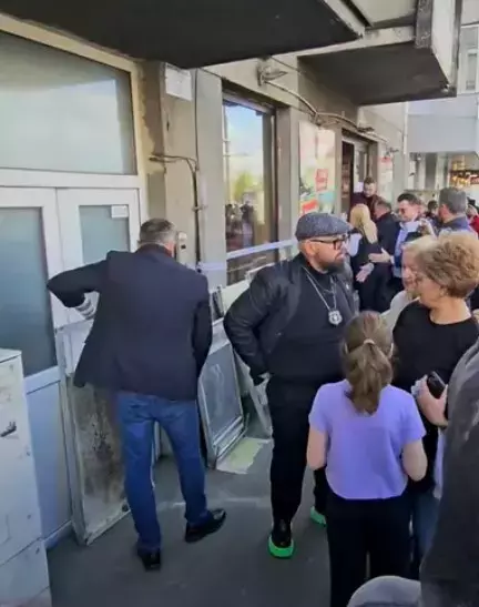 cristian-popescu-piedone-cizme-verzi-1