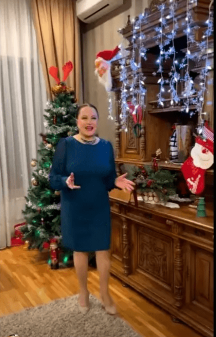 Maria Dragomiroiu alaturi de bradul de Craciun