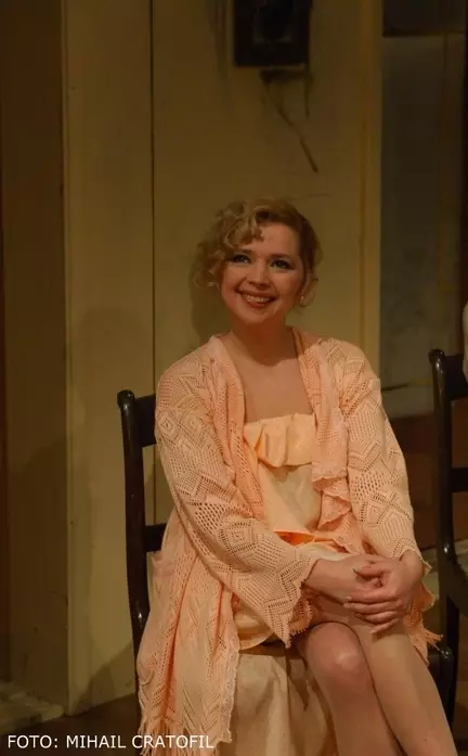 Cesonia Postelnicu joacă în piesa "Idolul şi Ion Anapoda"