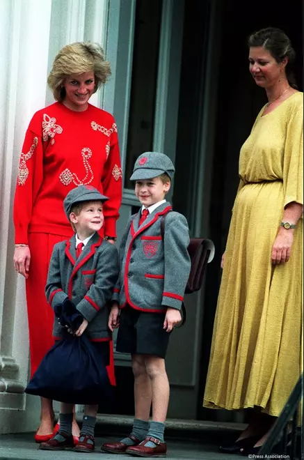 William și Harry, alături de Prințesa Diana, în prima lor zi de școală, în 1989.