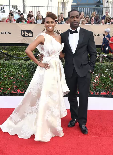 Ryan Michelle Bathe si Sterling K. Brown