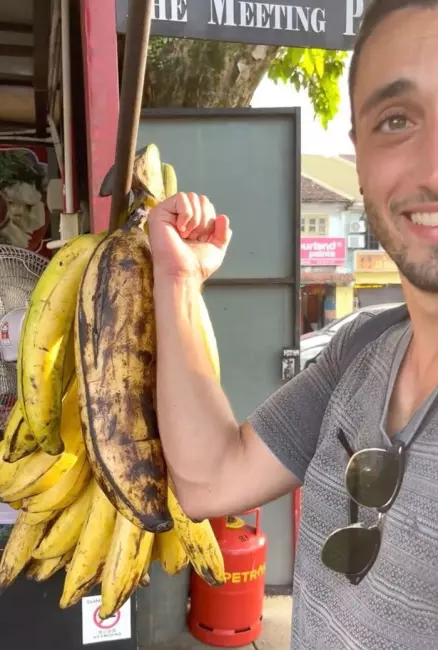 banana-uriasa-gasita-de-un-cuplu-in-borneo-1