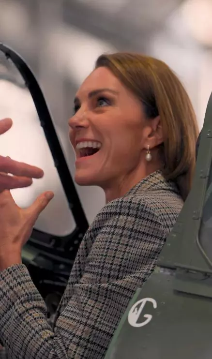 kate middleton in avion