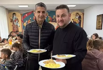 Răzvan Lucescu i-a făcut pomana de 40 de zile tatălui său, regretatul Mircea Lucescu: "A oferit peste 100 de porții de mâncare copiilor și bătrânilor"/ Imagini emoționante