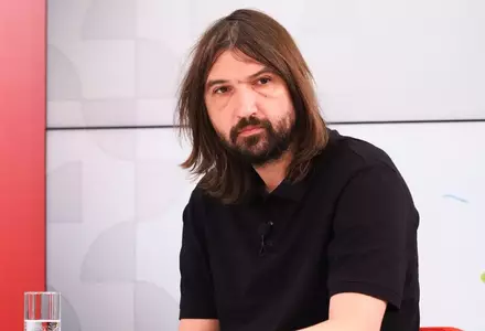 Cine este femeia la care visează Dan Alexa. A recunoscut că o urmărește de patru ani: „Cred că așteaptă să îi scriu!”
